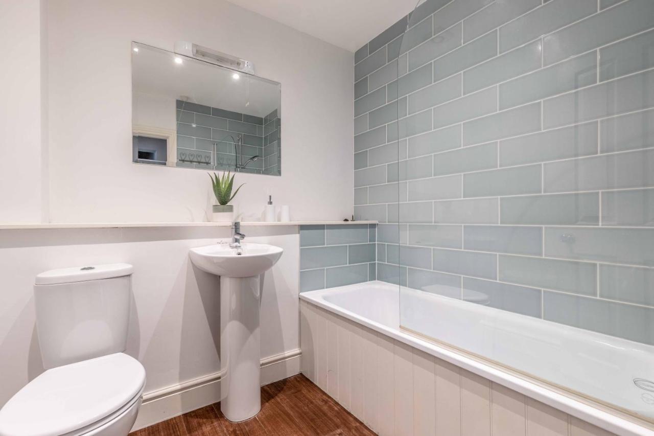 Cosy Central Windsor Apartment & Free Parking! Exterior photo